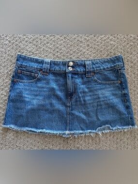 American Eagle Outfitters Low Rise Jean Mini Skirt with Frayed Hem Size 10